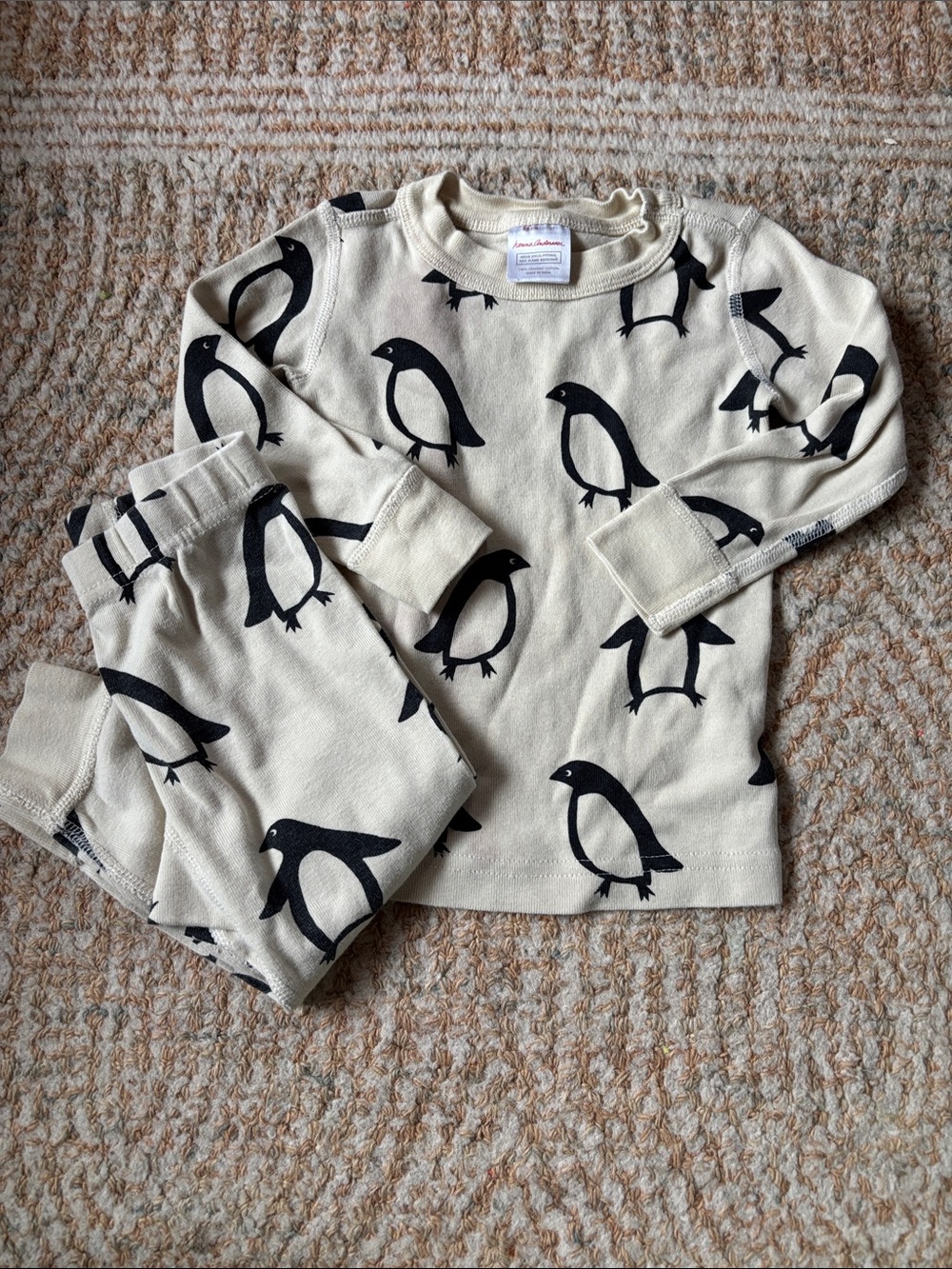 Hanna Andersson Cream Pajama Set with Black Penguin Print